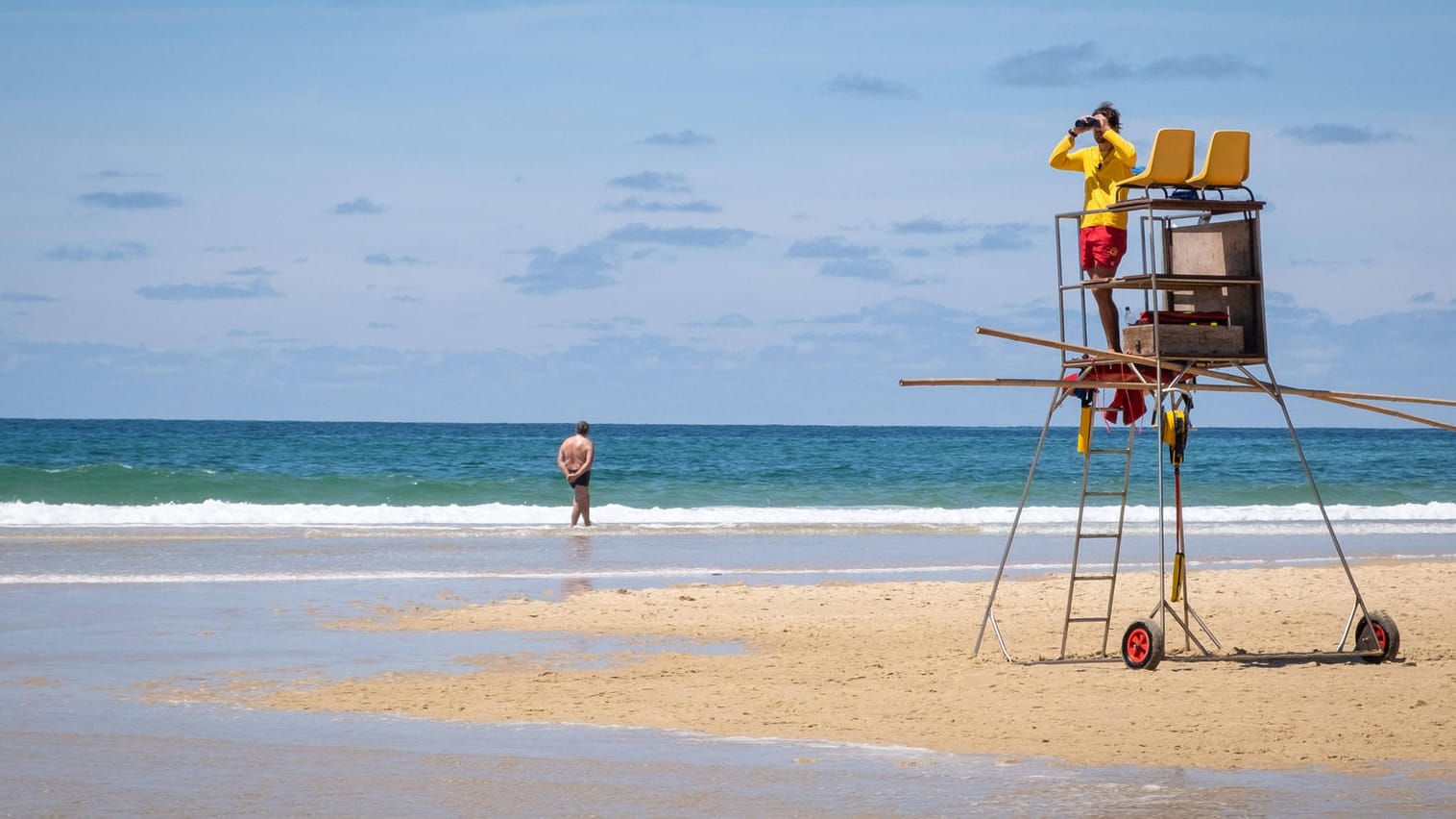 Rettungsschwimmer an einem Strand der Insel Maître in Neukaledonien: Der 57-Jährige starb nach der Haiattacke an einem Herzinfarkt. (Symbolfoto)