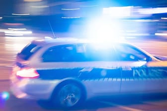 Ein Polizeiauto (Symbolbild): In Mecklenburg-Vorpommern ist ein Mann mit mehr als 160 km/h in einer 50er-Zone erwischt worden.