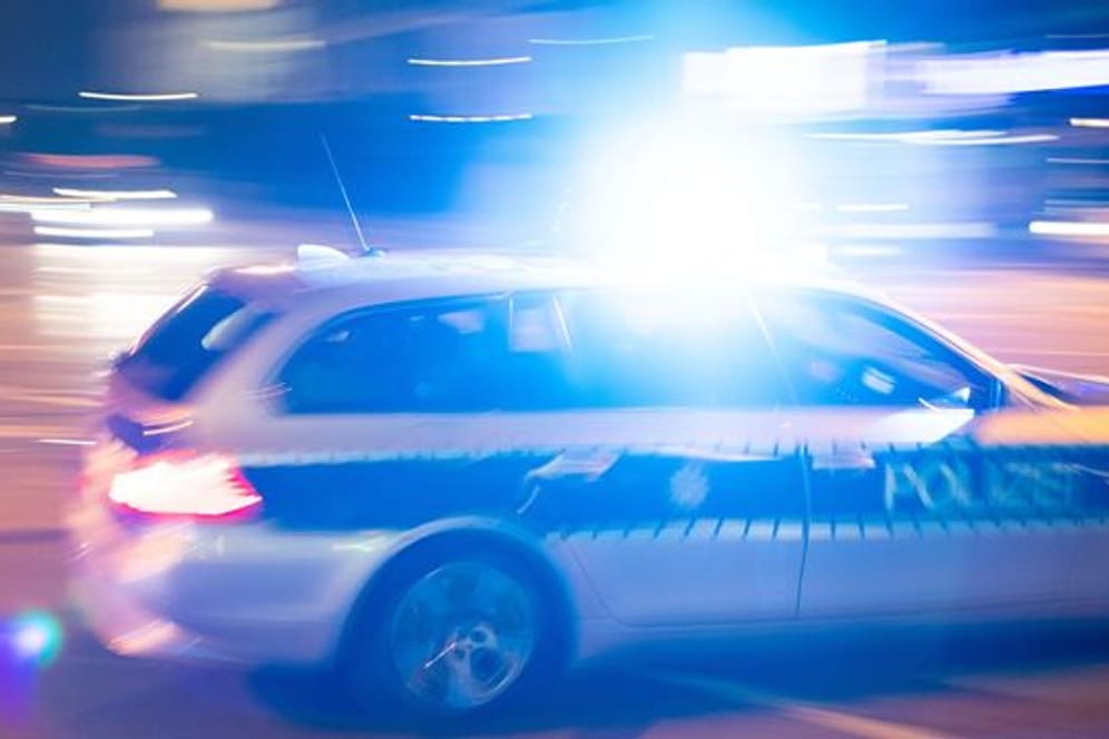Ein Polizeiauto (Symbolbild): In Mecklenburg-Vorpommern ist ein Mann mit mehr als 160 km/h in einer 50er-Zone erwischt worden.