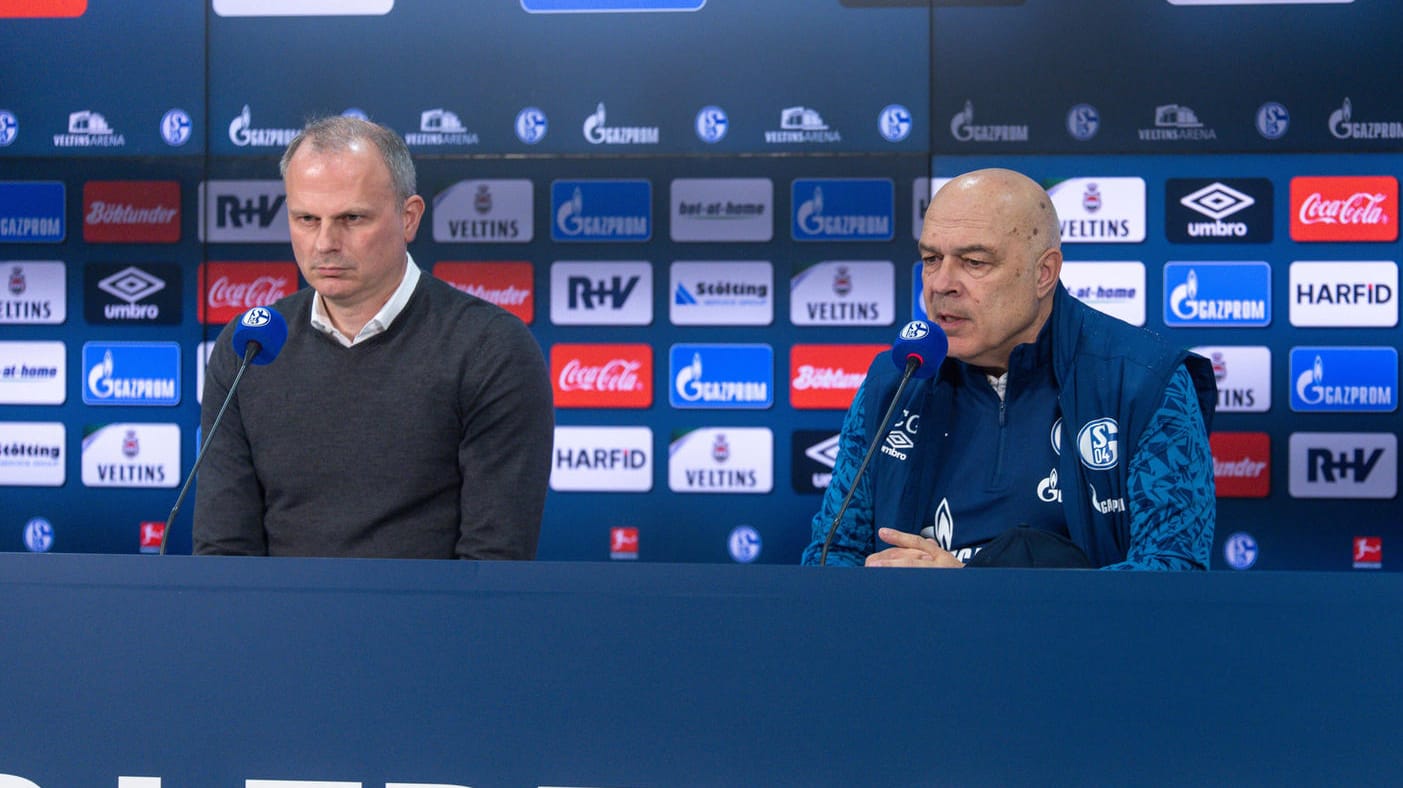 Schalke 04: Der Klub hat offenbar Trainer Christian Gross (r.), Sportvorstand Jochen Schneider (l.) und auch den Athletik-Coach und Sascha Riether freigestellt.