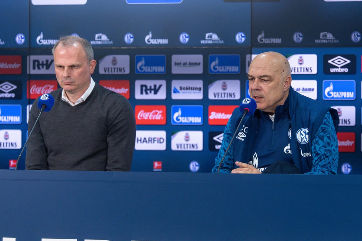 Schalke 04: Der Klub hat offenbar Trainer Christian Gross (r.), Sportvorstand Jochen Schneider (l.) und auch den Athletik-Coach und Sascha Riether freigestellt.