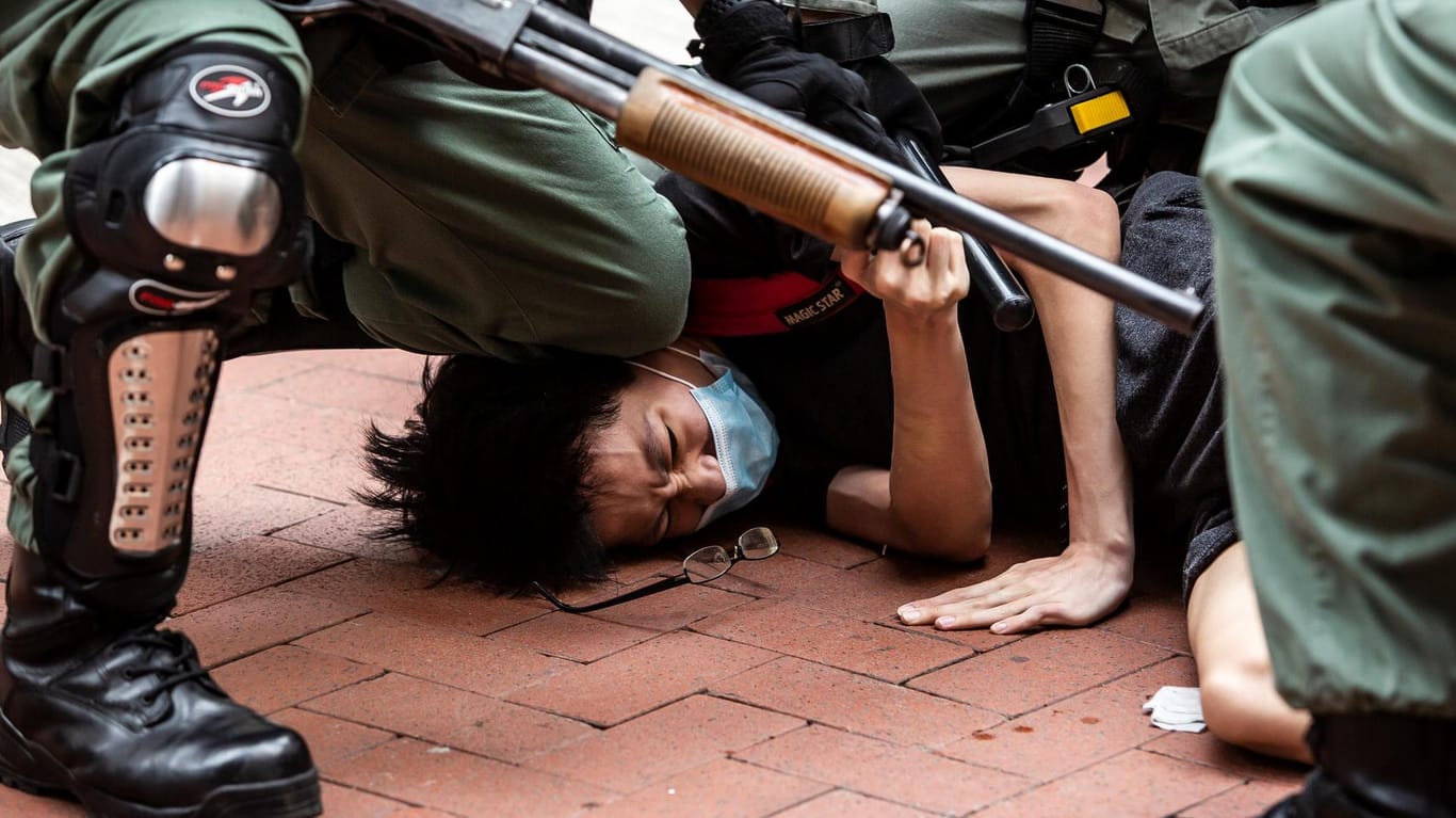 Ein Demonstrant wird bei einer Demonstration im Mai 2020 festgenommen: Nun stehen 47 Aktivisten vor Gericht.
