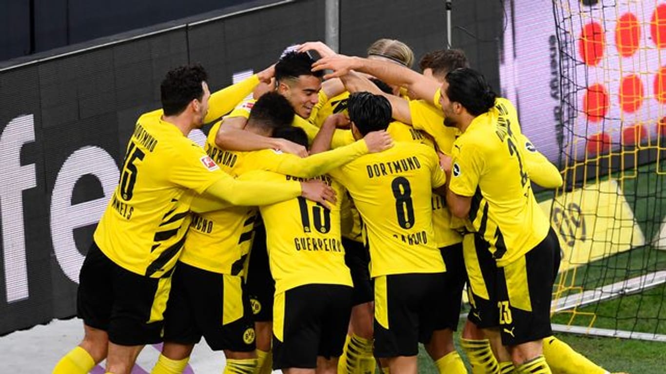 Die BVB-Spieler feiern den 3:0-Erfolg gegen Arminia Bielefeld.