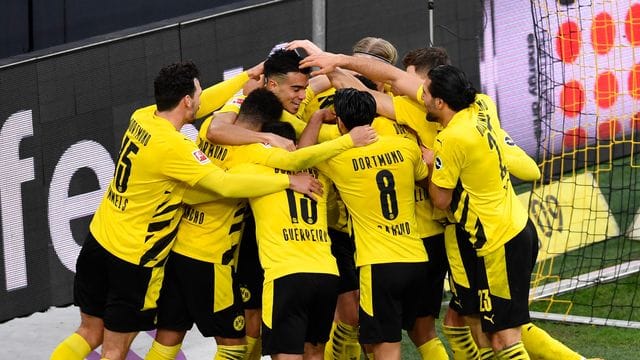 Die BVB-Spieler feiern den 3:0-Erfolg gegen Arminia Bielefeld. Die BVB-Spieler feiern den 3:0-Erfolg gegen Arminia Bielefeld.