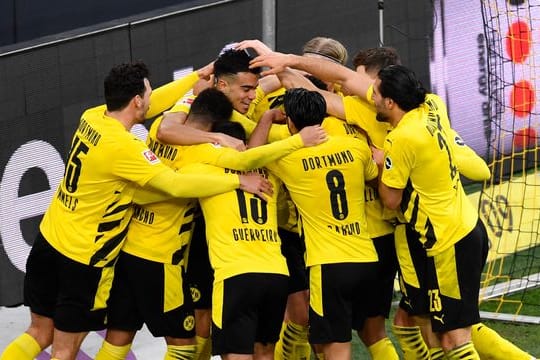 Die BVB-Spieler feiern den 3:0-Erfolg gegen Arminia Bielefeld.