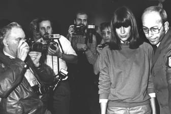 Marianne Bachmeier vor Gericht: Am 6. März 1981 erschoss die Gastwirtin in einem Lübecker Gerichtssaal den mutmaßlichen Mörder ihrer Tochter.