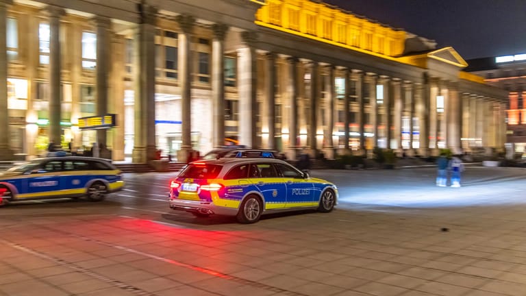 Ein Polizeifahrzeug in Stuttgart (Archivbild): Auf dem Schlossplatz haben sich Hunderte nicht an die Corona-Regeln gehalten.