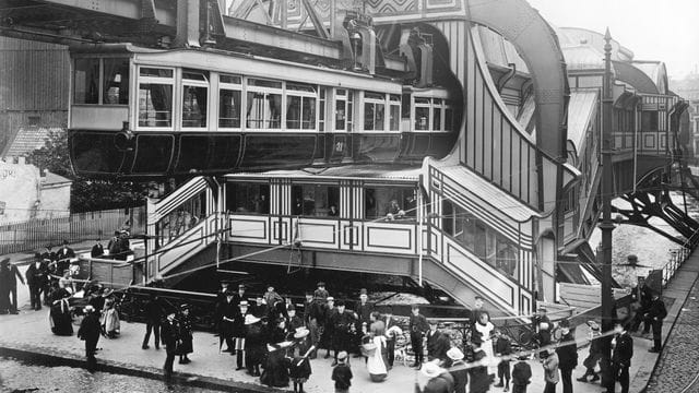 Wuppertaler Schwebebahn: Das historische Archivfoto aus dem Jahre 1903 zeigt den Bahnhof "Rathausbrücke". Wuppertaler Schwebebahn: Das historische Archivfoto aus dem Jahre 1903 zeigt den Bahnhof "Rathausbrücke".