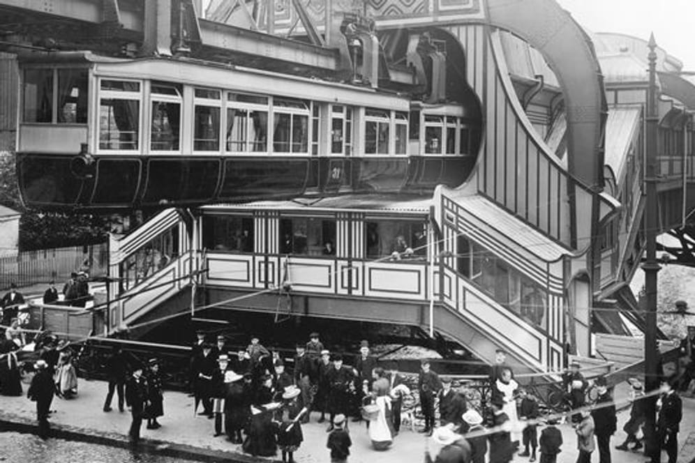 Wuppertaler Schwebebahn: Das historische Archivfoto aus dem Jahre 1903 zeigt den Bahnhof "Rathausbrücke".