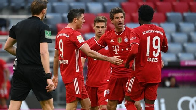 Thomas Müller (M) stand bei den Bayern gleich wieder im Mittelpunkt.