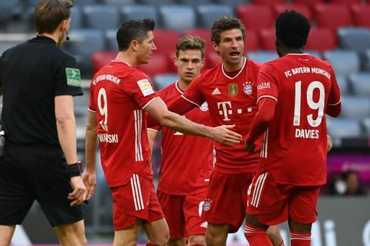 Thomas Müller (M) stand bei den Bayern gleich wieder im Mittelpunkt.