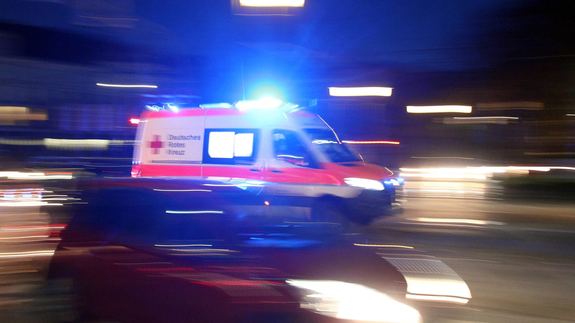 Ein Rettungswagen während der Fahrt (Symbolbild): In Minden ist ein Mann aus dem vierten Stock gestürzt. Ein Rettungswagen während der Fahrt (Symbolbild): In Minden ist ein Mann aus dem vierten Stock gestürzt.
