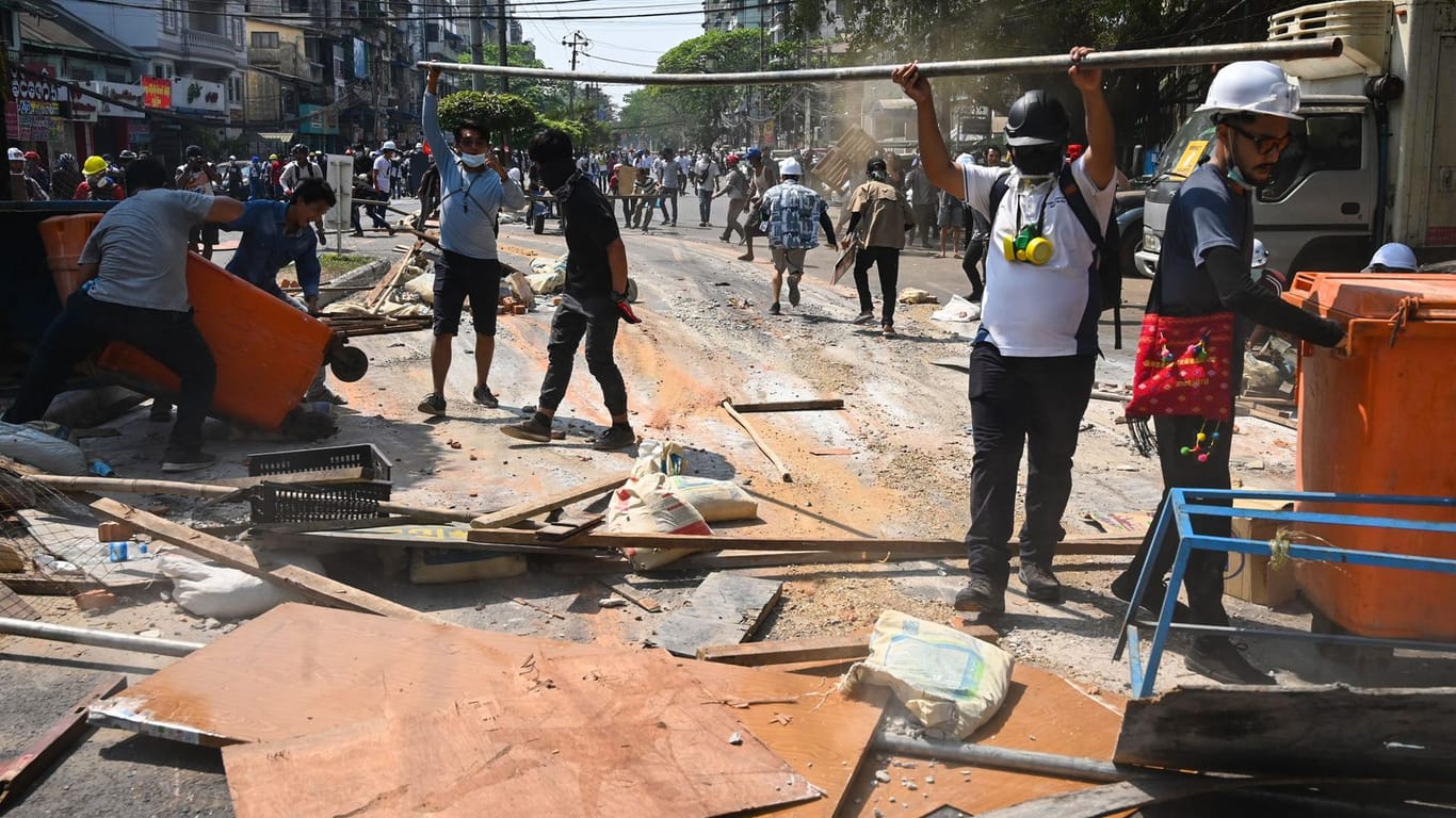 Demonstranten errichten Barrikaden: Die Sicherheitskräfte gehen zunehmend gewaltvoll gegen die Proteste vor.