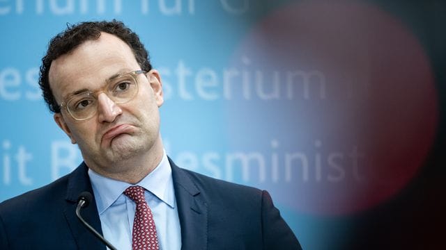 Bundesgesundheitsminister Jens Spahn wird von verschiedenen Seiten scharf kritisiert. Bundesgesundheitsminister Jens Spahn wird von verschiedenen Seiten scharf kritisiert.