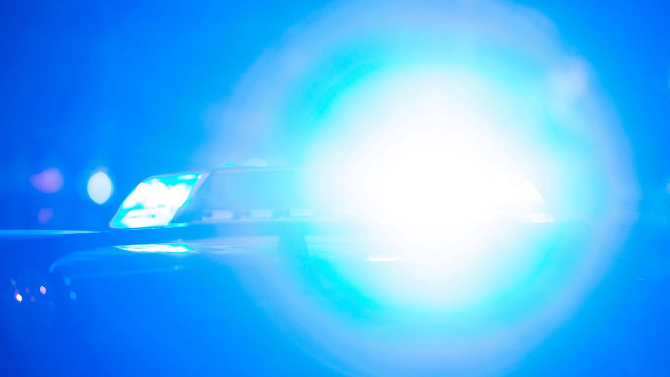 Blaulicht (Symbolbild): Eine Frau ist in Neuffen in Baden-Württemberg mit ihrem Wagen in ein Wohnhaus gekracht.