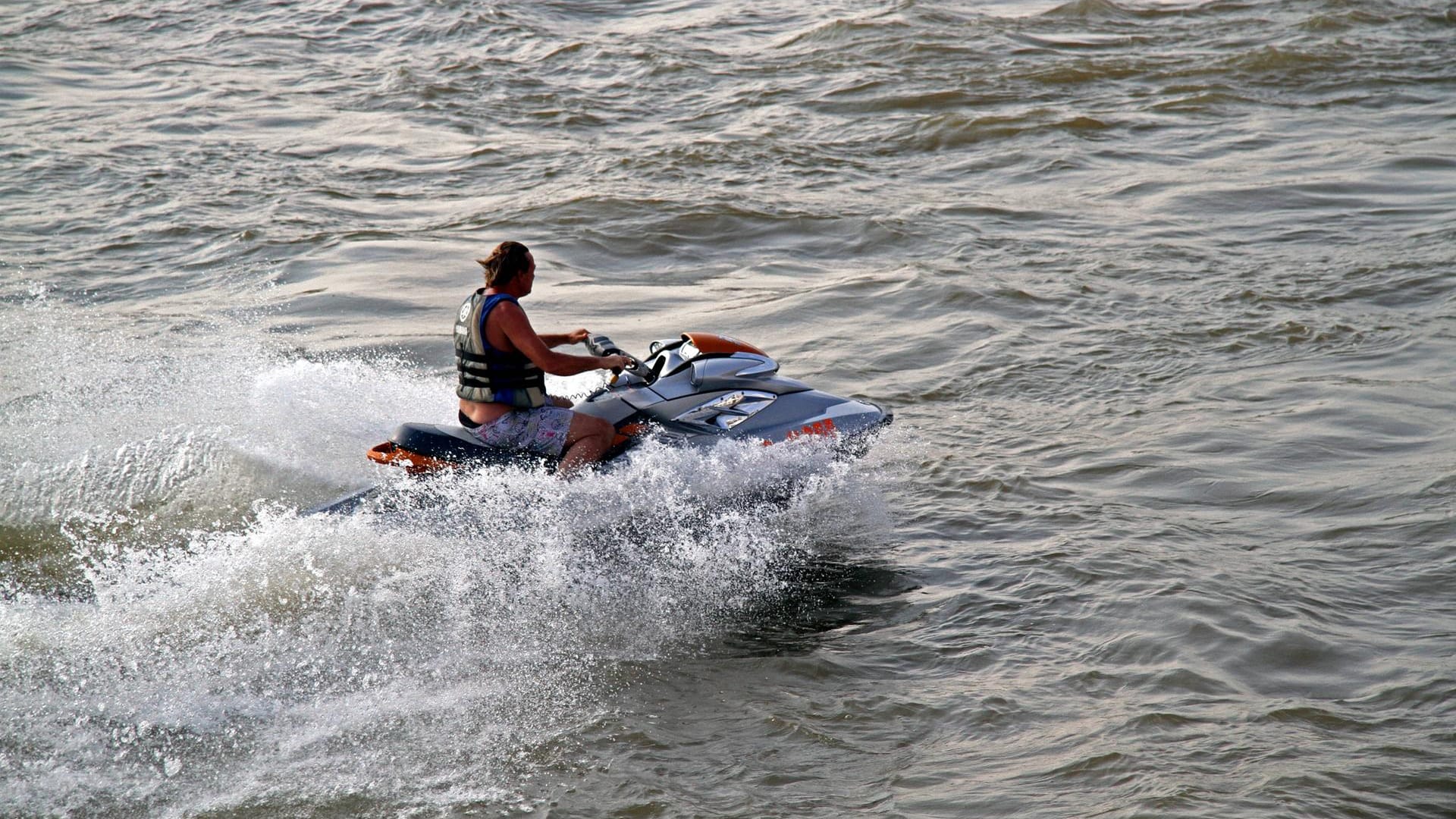 Ein Jetskifahrer auf dem Rhein (Archivbild): Geleistete Hilfe wurde für einen Jetskifahrer teuer.
