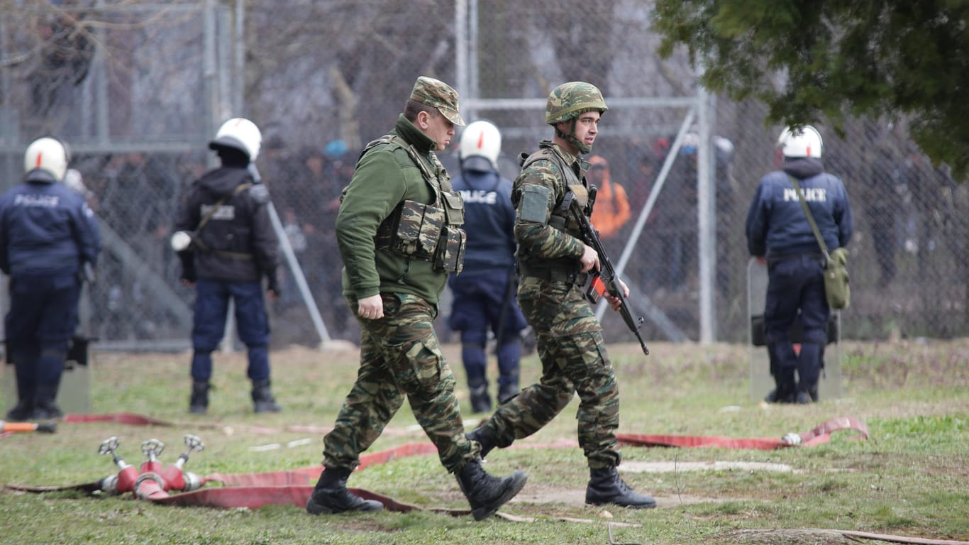 Anfang März 2020 standen griechische Soldaten und Grenzpolizisten am Grenzübergang Kastanies Tausenden Geflüchteten gegenüber.