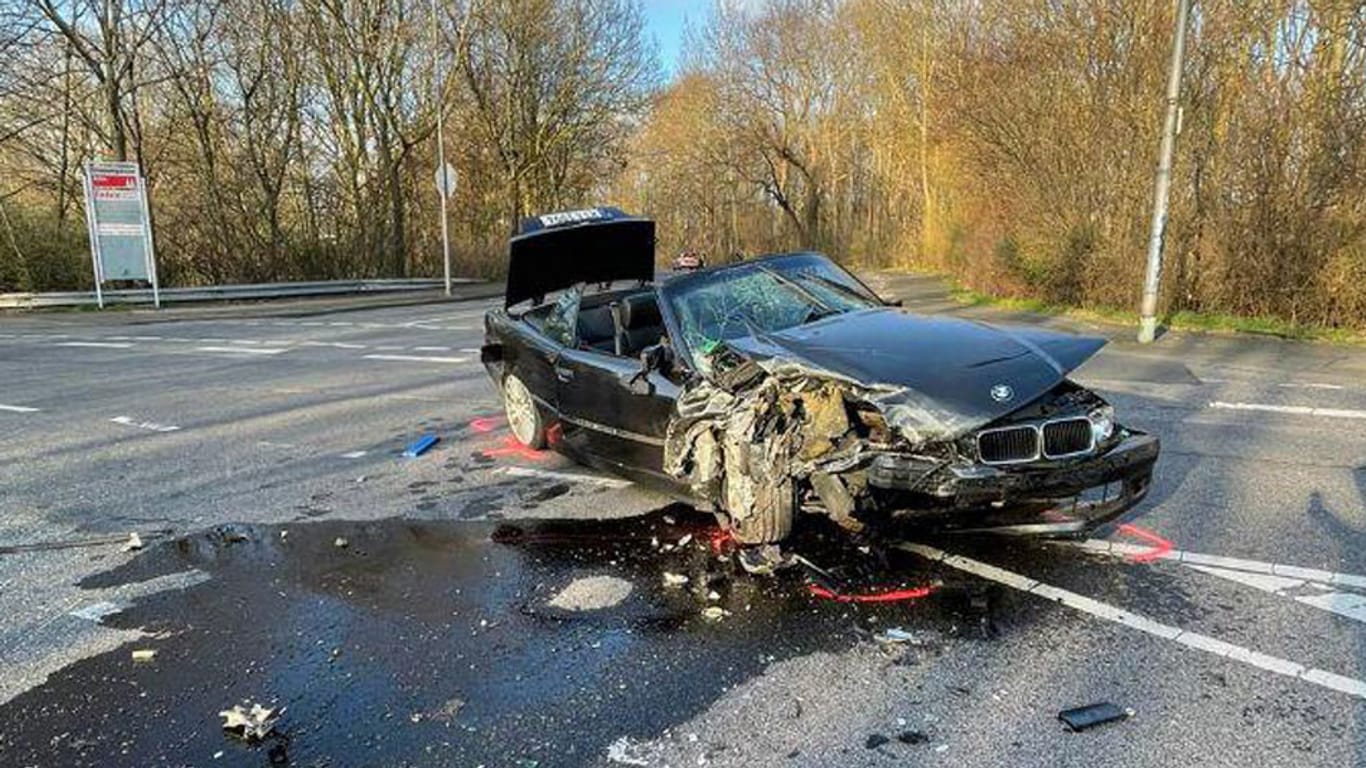 Ein BMW mit Totalschaden: In Köln hat es einen schweren Unfall gegeben.