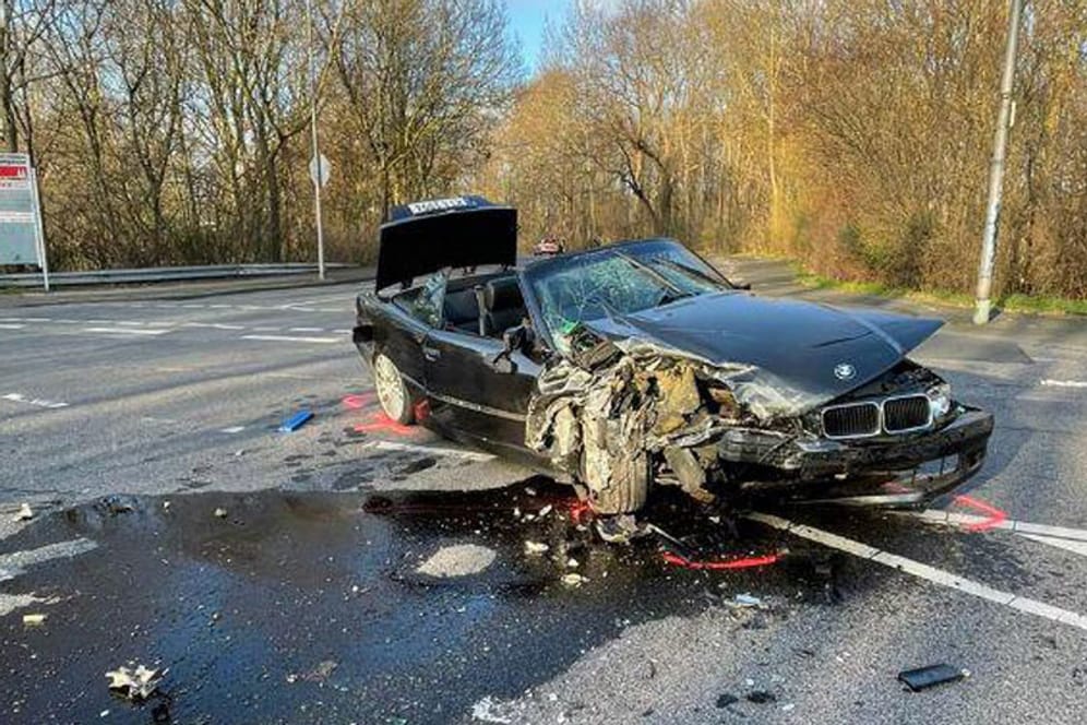 Ein BMW mit Totalschaden: In Köln hat es einen schweren Unfall gegeben.