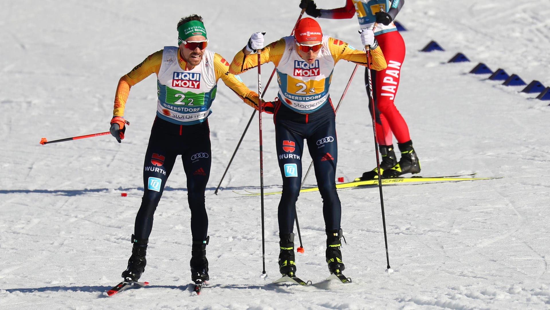 Erfolgreiche Übergabe: Fabian Rießle (l.) schickt Eric Frenzel ins Rennen.