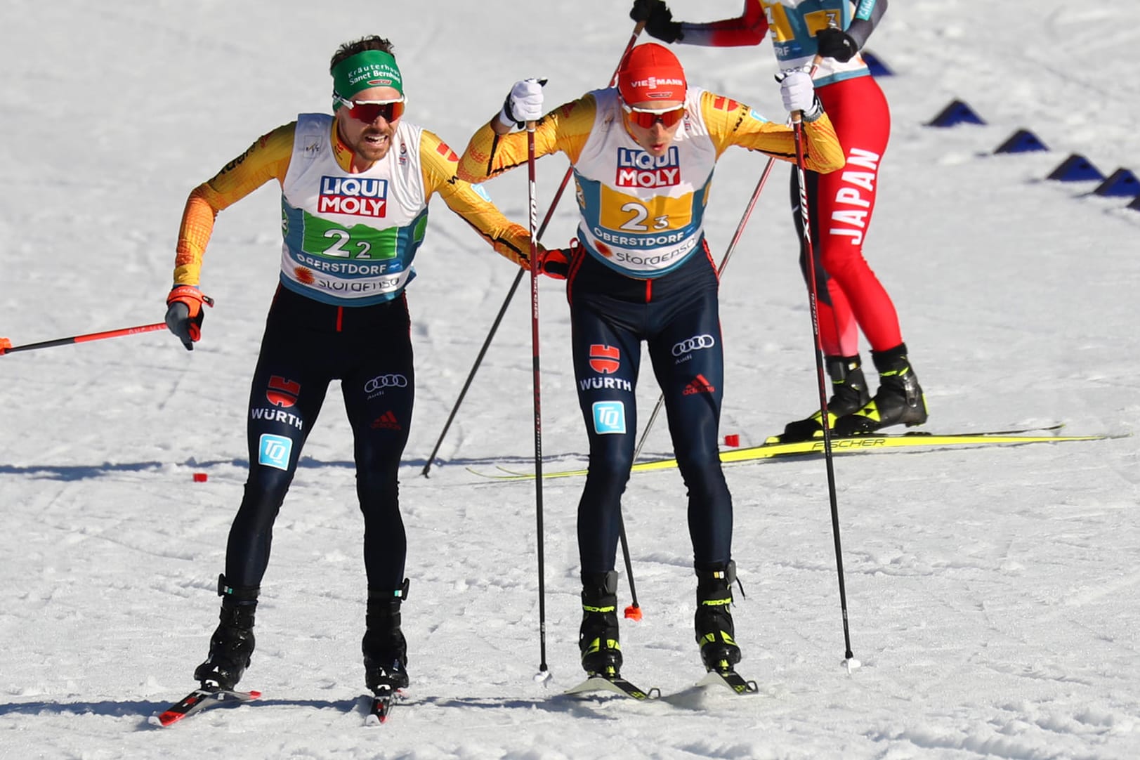 Erfolgreiche Übergabe: Fabian Rießle (l.) schickt Eric Frenzel ins Rennen.