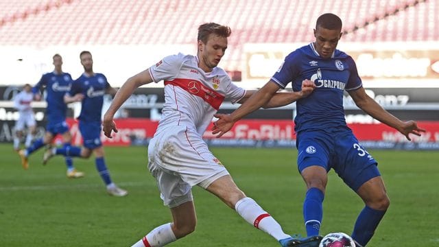 Sasa Kalajdzic (l) und Schalkes Abwehrspieler Malick Thiaw Sasa Kalajdzic (l) und Schalkes Abwehrspieler Malick Thiaw