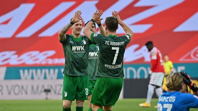 Augsburgs Andre Hahn (l) bejubelt sein Tor mit Mannschaftskamerad Florian Niederlechner. Augsburgs Andre Hahn (l) bejubelt sein Tor mit Mannschaftskamerad Florian Niederlechner.