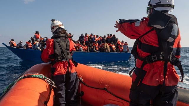 Ein Rettungsteam der "Sea-Watch 3" nähert sich einem Boot mit Migranten. Ein Rettungsteam der "Sea-Watch 3" nähert sich einem Boot mit Migranten.