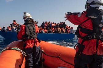 Ein Rettungsteam der "Sea-Watch 3" nähert sich einem Boot mit Migranten.
