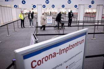 Keine Schlangen: Der Eingangsbereich des Corona-Impfzentrums in den Hamburger Messehallen.