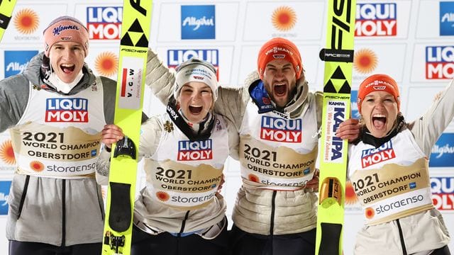 Karl Geiger, Anna Rupprecht, Markus Eisenbichler und Katharina Althaus (l-r) feiern die Goldmedaille bei der Heim-WM in Oberstdorf. Karl Geiger, Anna Rupprecht, Markus Eisenbichler und Katharina Althaus (l-r) feiern die Goldmedaille bei der Heim-WM in Oberstdorf.