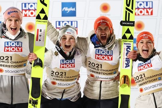 Karl Geiger, Anna Rupprecht, Markus Eisenbichler und Katharina Althaus (l-r) feiern die Goldmedaille bei der Heim-WM in Oberstdorf.