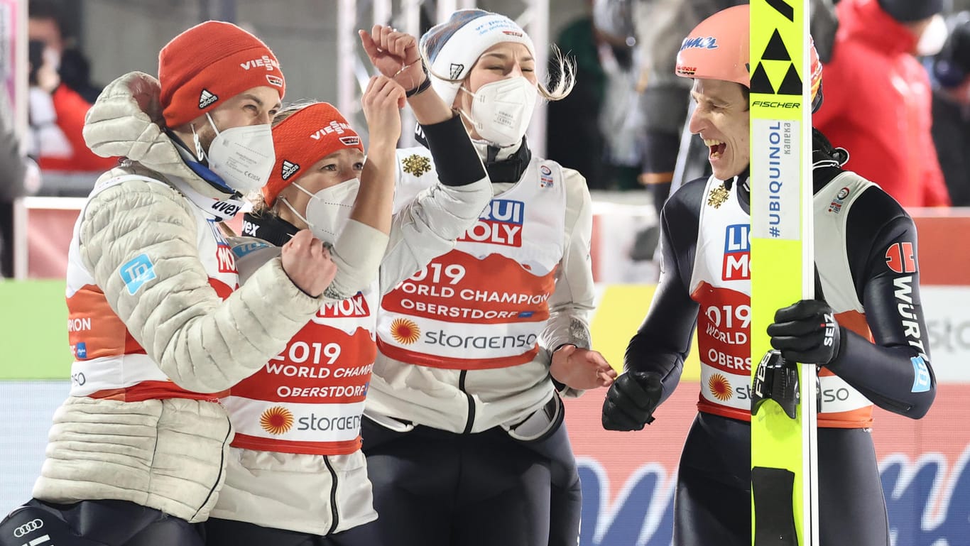 Pure Freude: Markus Eisenbichler, Anna Rupprecht, Katharina Althaus und Karl Geiger (v. l.) holten bei der Heim-WM überraschend Gold im Team-Wettbewerb.