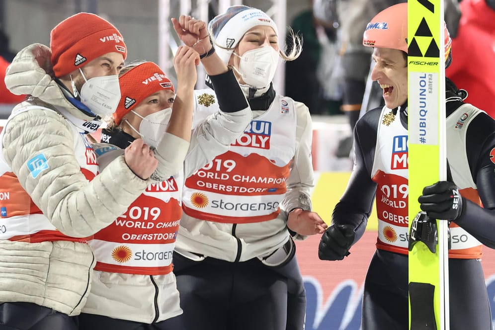 Pure Freude: Markus Eisenbichler, Anna Rupprecht, Katharina Althaus und Karl Geiger (v. l.) holten bei der Heim-WM überraschend Gold im Team-Wettbewerb.