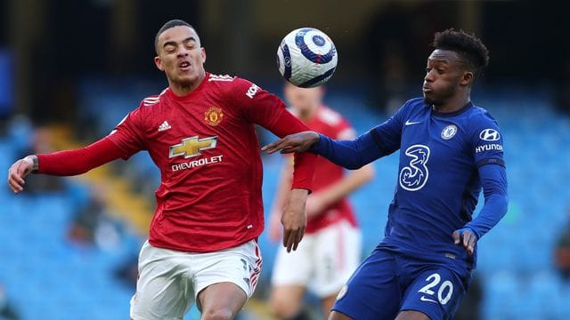 Manchesters Mason Greenwood (l) und Chelseas Callum Hudson-Odoi im Zweikampf um den Ball.