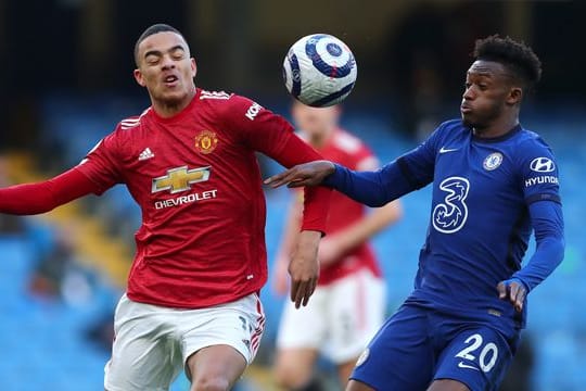 Manchesters Mason Greenwood (l) und Chelseas Callum Hudson-Odoi im Zweikampf um den Ball.