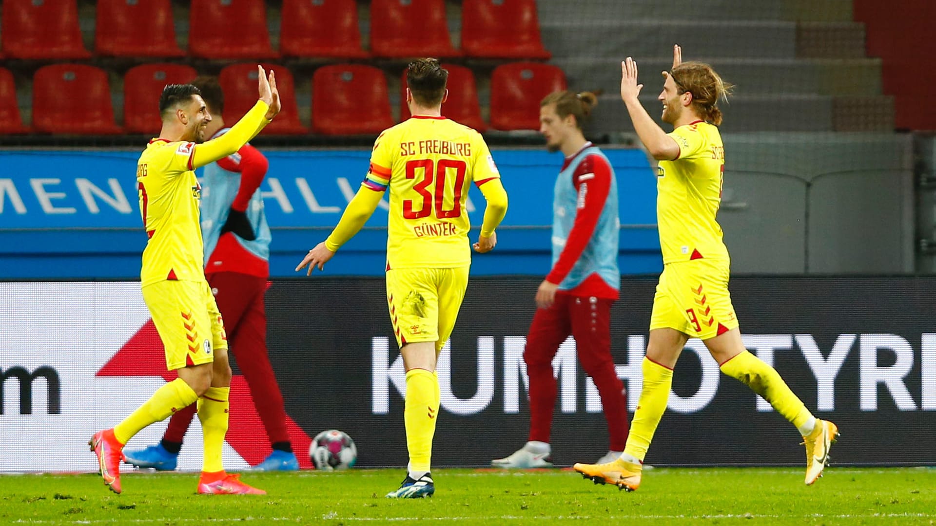 Freiburger Jubel: Lucas Höler (r.) bejubelt sein Tor zum zwischenzeitlichen 0:2 in Leverkusen mit seinen Teamkollegen Vincenzo Grifo (l.) und Christian Günter. Freiburger Jubel: Lucas Höler (r.) bejubelt sein Tor zum zwischenzeitlichen 0:2 in Leverkusen mit seinen Teamkollegen Vincenzo Grifo (l.) und Christian Günter.