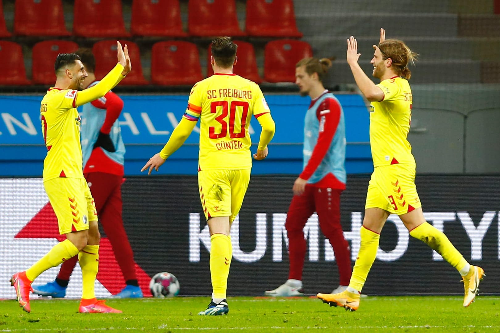 Freiburger Jubel: Lucas Höler (r.) bejubelt sein Tor zum zwischenzeitlichen 0:2 in Leverkusen mit seinen Teamkollegen Vincenzo Grifo (l.) und Christian Günter.