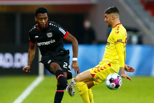 Leverkusens Timothy Fosu-Mensah (l) und Freiburgs Vincenzo Grifo kämpfen um den Ball.
