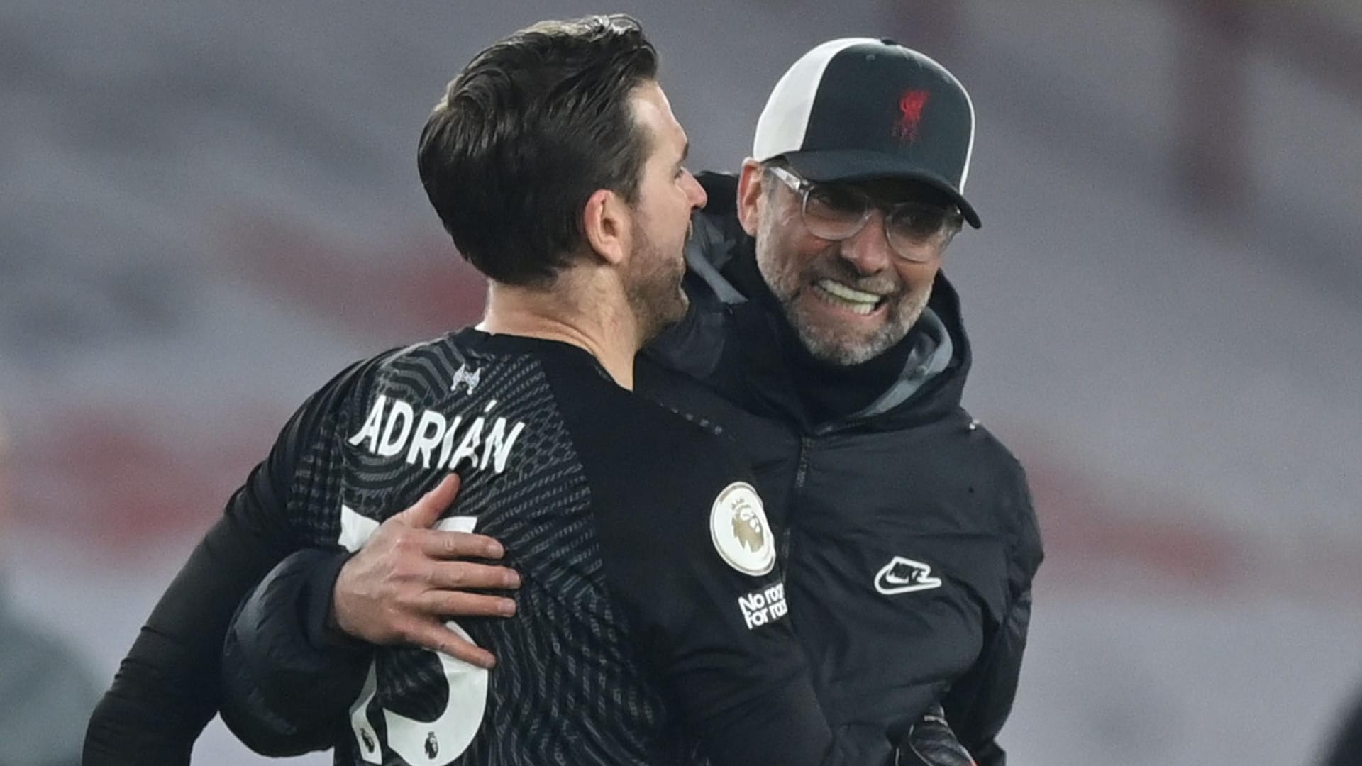 Mit einem Lächeln auf den Lippen: Teammanager Jürgen Klopp (l.) und sein Schützling Adrian waren nach dem Sieg gegen Sheffield sichtlich erleichtert.