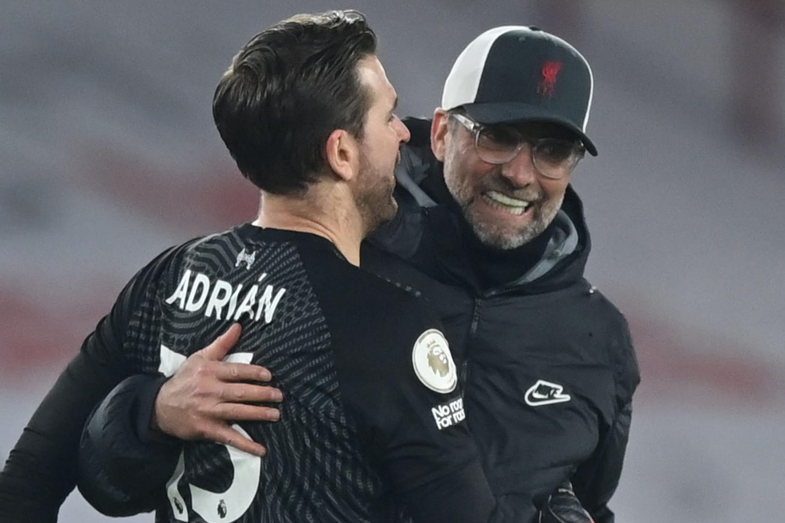 Mit einem Lächeln auf den Lippen: Teammanager Jürgen Klopp (l.) und sein Schützling Adrian waren nach dem Sieg gegen Sheffield sichtlich erleichtert.