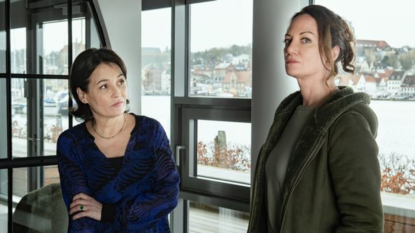 Jana Winter (Natalia Wörner, r) befragt die Brieffreundin Marlene Hausmann (Anke Sevenich) zum Verdächtigten in einer Szene des Films "Unter anderen Umständen - Für immer und ewig".