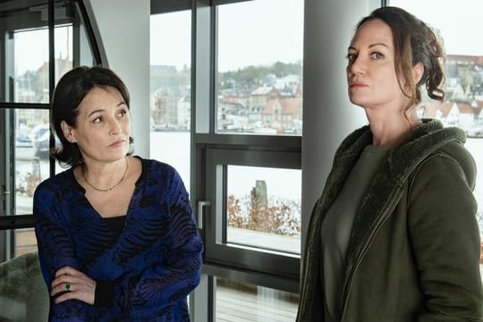 Jana Winter (Natalia Wörner, r) befragt die Brieffreundin Marlene Hausmann (Anke Sevenich) zum Verdächtigten in einer Szene des Films "Unter anderen Umständen - Für immer und ewig".