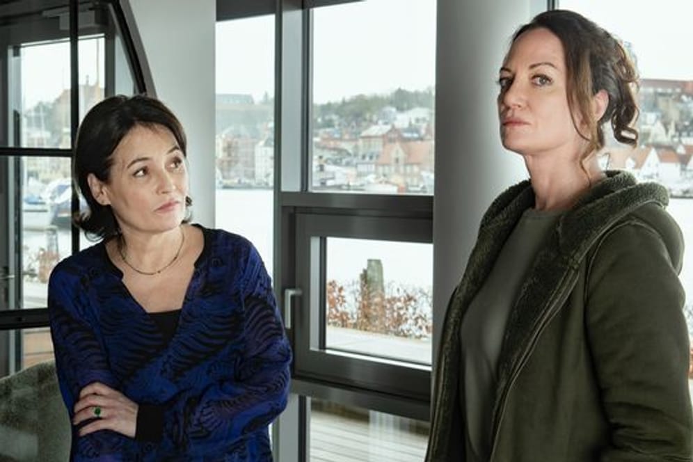 Jana Winter (Natalia Wörner, r) befragt die Brieffreundin Marlene Hausmann (Anke Sevenich) zum Verdächtigten in einer Szene des Films "Unter anderen Umständen - Für immer und ewig".