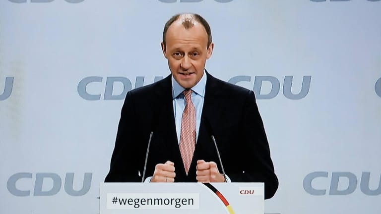 Friedrich Merz bei seiner Rede am CDU-Parteitag (Archivbild). Nach seiner Niederlage bei der Wahl zum Bundesvorsitzenden erwägt er jetzt ein Comeback als Parlamentarier.