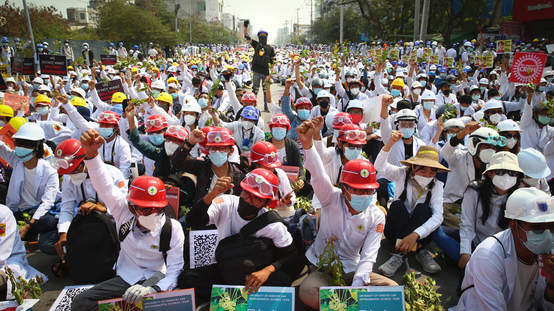 Proteste in Mandalay am Sonntag. Das Militär geht immer gewälttätiger gegen die Demonstranten vor.