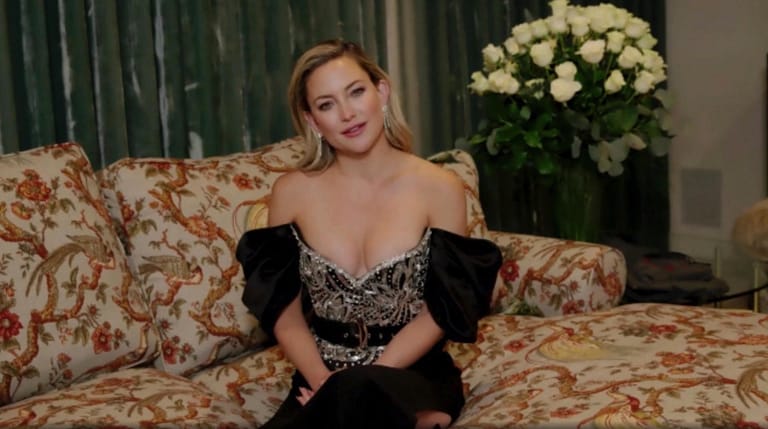 Kate Hudson: Auf der Couch im schulterfreien Kleid statt auf dem roten Teppich.