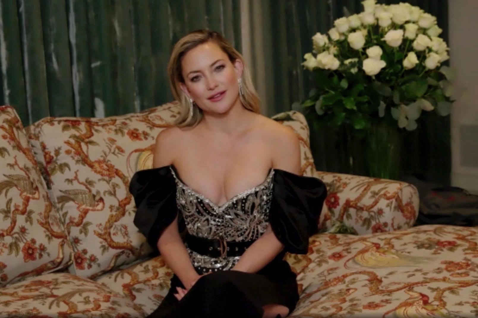 Kate Hudson: Auf der Couch im schulterfreien Kleid statt auf dem roten Teppich.