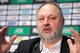 Andreas Michelmann, Präsident des Deutschen Handballbunds (DHB) und Sprecher der Initiative Teamsport Deutschland, spricht während einer Pressekonferenz.