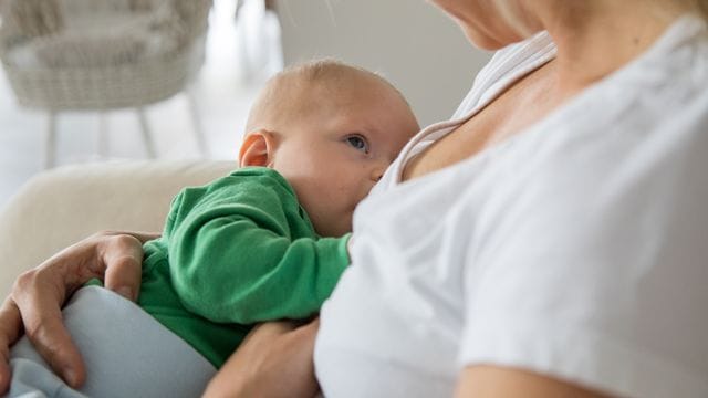 Mütter haben Anspruch darauf, während der Arbeitszeit bezahlte Stillpausen zu machen.